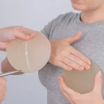 برش پروتز سینه: زیر بغل یا دور هاله؟ مقایسه کامل تکنیک‌ها