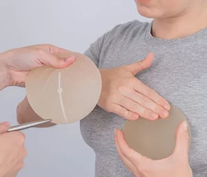 برش پروتز سینه: زیر بغل یا دور هاله؟ مقایسه کامل تکنیک‌ها