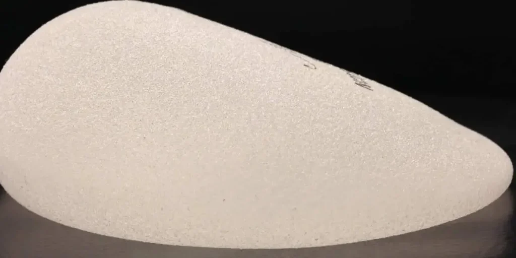 پروتز سینه اشکی: طبیعی‌ترین شکل برای پروتز سینه شما