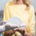 پروتز سینه و اسکارهای زیرپوستی: چگونه از بین می‌روند؟