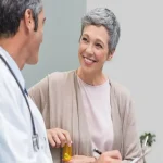 پروتز سینه در دوران یائسگی: بررسی مزایا، معایب و نکات مهم