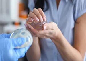 پروتز سینه در سن کم: بایدها و نبایدهای پروتز در سن پایین