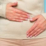 در ابدومینوپلاستی، ناف طبیعی باقی می‌ماند یا جابه‌جا می‌شود؟