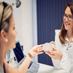 قرینه نبودن سینه (symmastia) چیست؟ علل ایجاد آن بعد از جراحی پروتز سینه