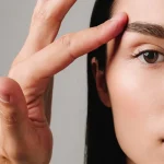 آیا جای بخیه لیفت شقیقه روی مو مشخص می‌شود؟