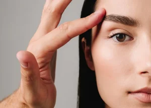 آیا جای بخیه لیفت شقیقه روی مو مشخص میشود؟