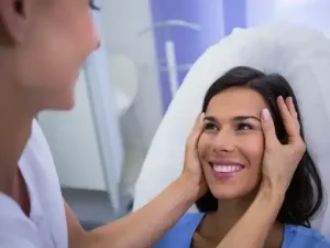 لیفت شقیقه برای رفع افتادگی گوشه چشم: چگونه باعث تغییر چهره می‌شود؟