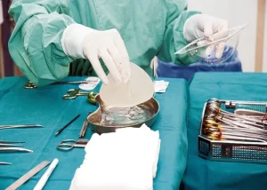 آیا ممکن است بعد از جراحی سینه تماس با فلزات یا شی سنگین مشکل‌ساز شود؟