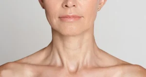 پلاتیسماپلاستی برای رفع غبغب گردن: چه زمانی باید انجام شود؟