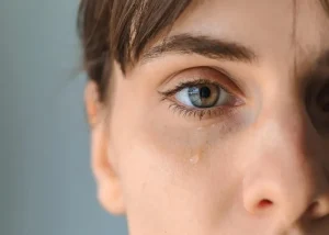 اشک‌ریزی زیاد بعد از بلفاروپلاستی؛ علت چیست؟