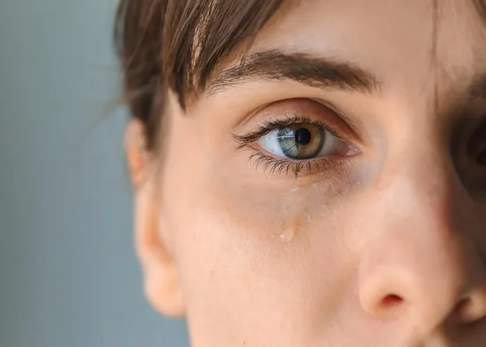 اشک‌ریزی زیاد بعد از بلفاروپلاستی؛ علت چیست؟