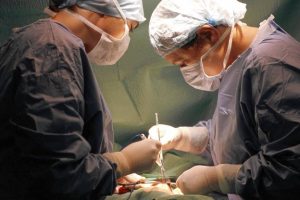 تقارن دو طرف بدن چگونه در جراحی سینه، بررسی و اصلاح می‌شود؟